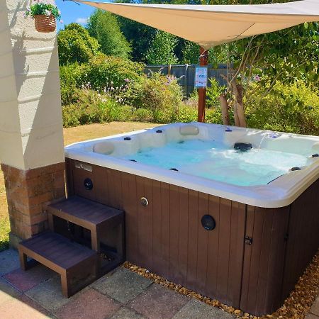 Lions Lodge: Great Location With Hot Tub Ringwood Exterior foto